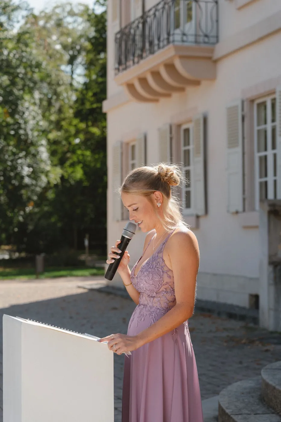 Vanessa Stamm liest am Rednerpult aus ihrem Manuskript vor